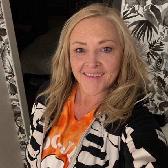 Meet your Posher, Stephanie - Picture 3 of 3